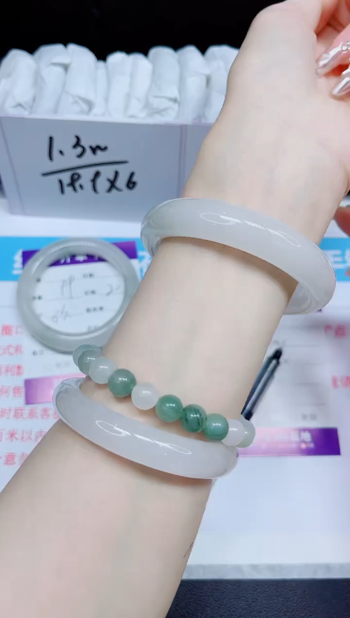 石英质玉手镯未镶嵌100.