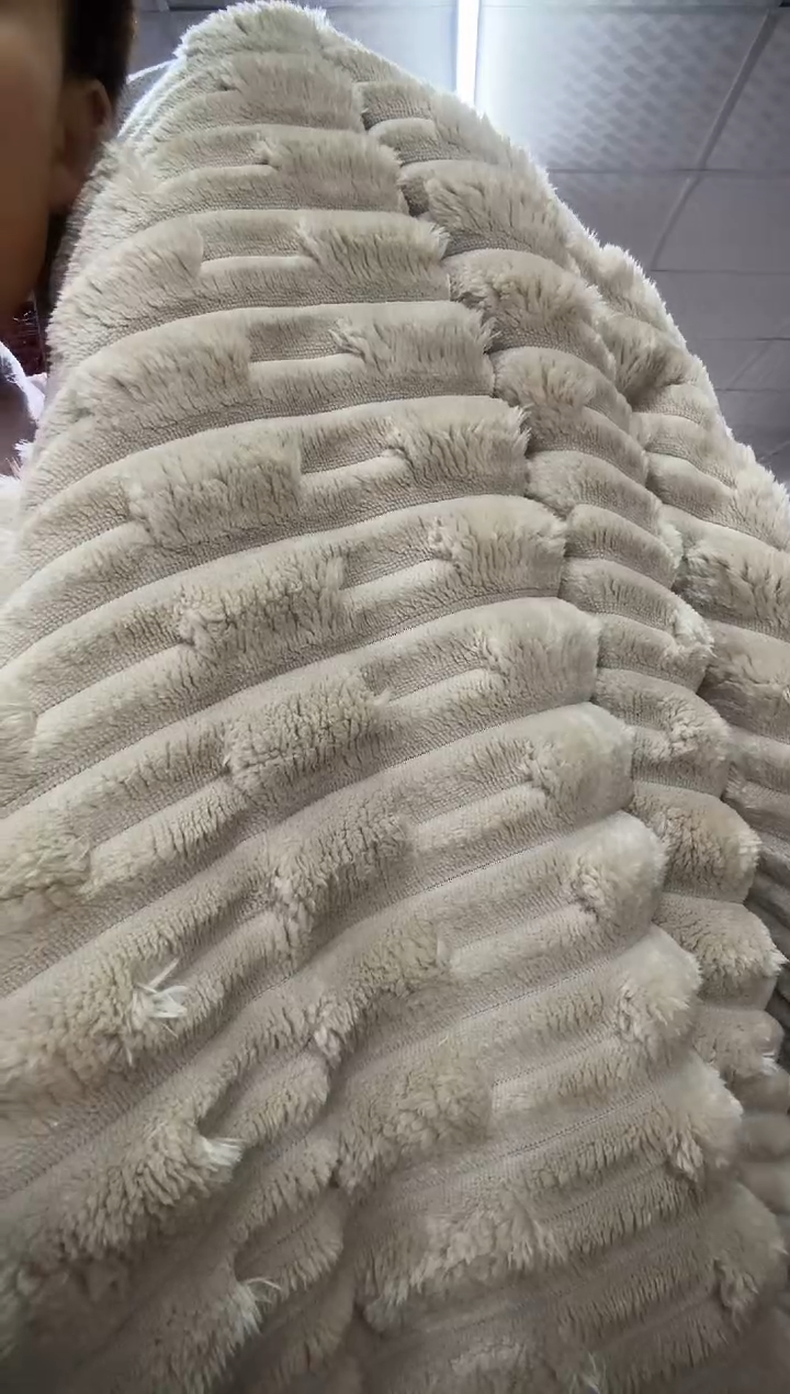 法兰绒兔绒毛毛虫被子2*1.5