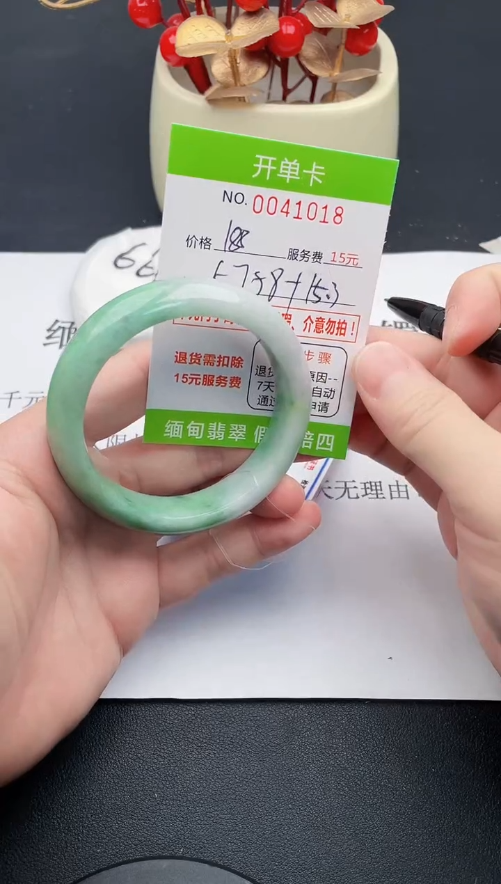 【闪购商品】18女王丽致优雅手镯时尚百搭