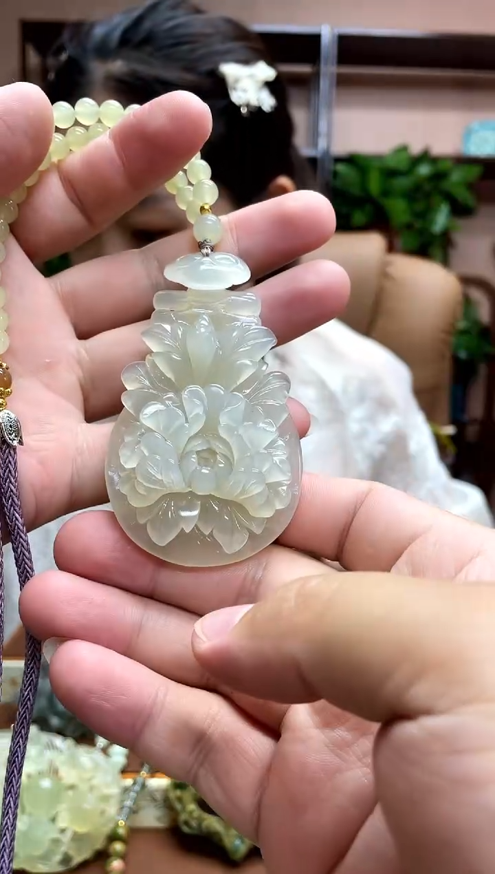 岫玉未镶嵌颈饰·