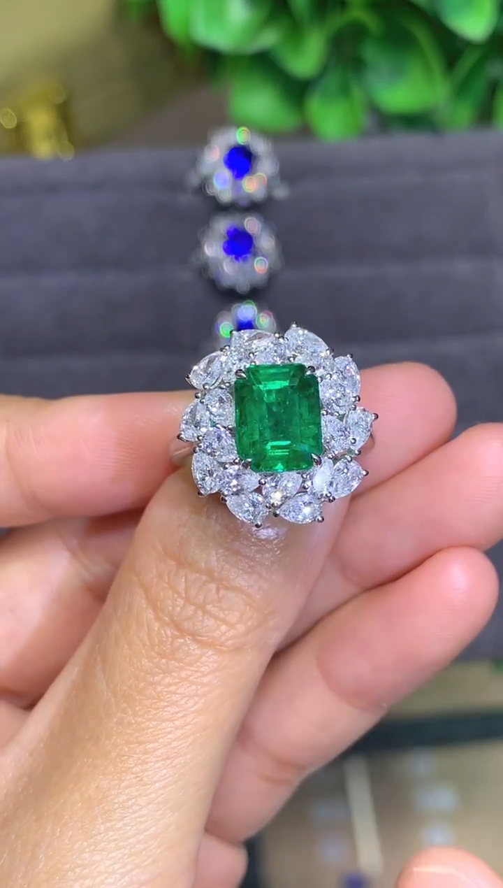 18K金镶嵌戒指祖母绿2.81CT