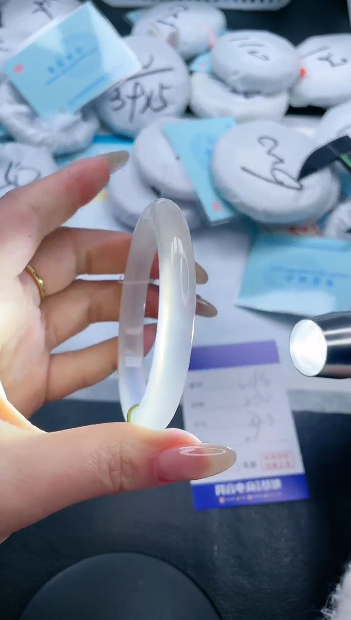 【闪购商品】石英质玉手镯未镶嵌18V194-56