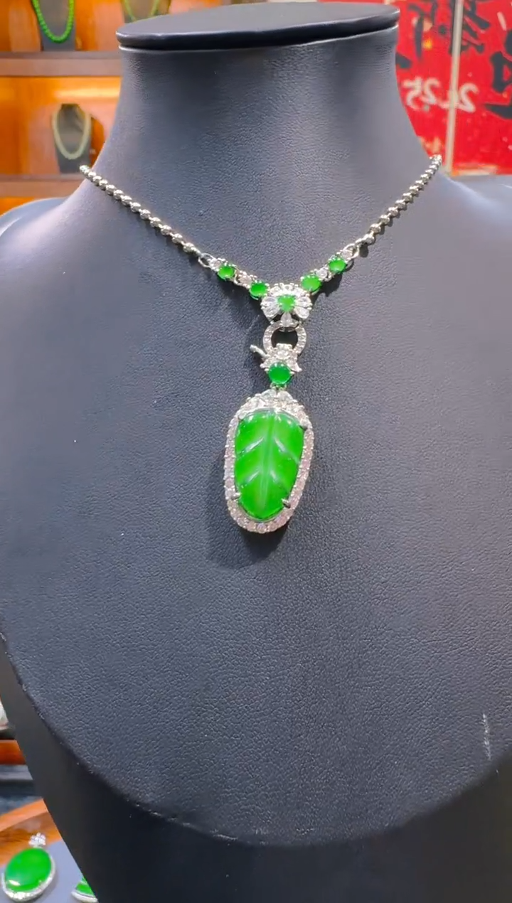 【闪购商品】翡翠吊坠(赠链)未镶嵌天然A货翡翠