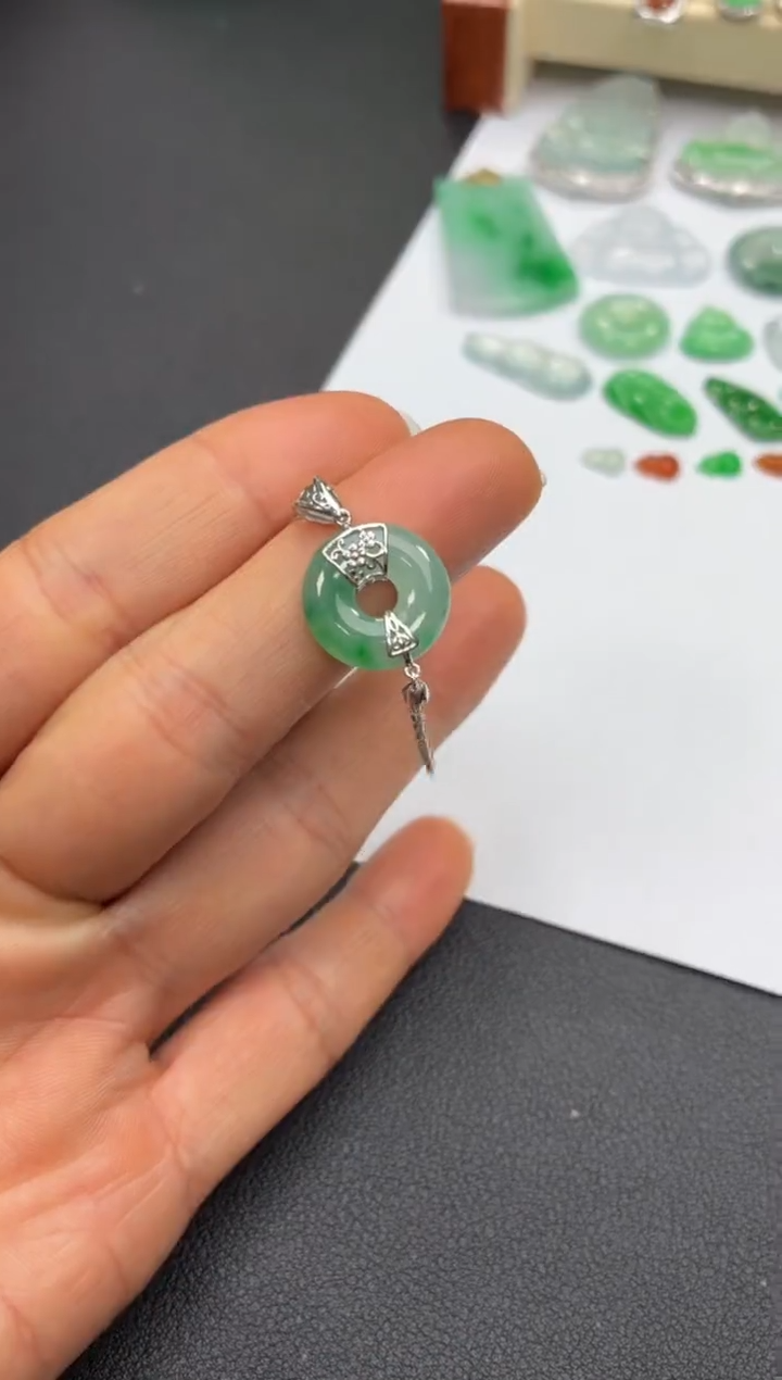 颈饰18K金镶嵌翡翠天然翡翠A货