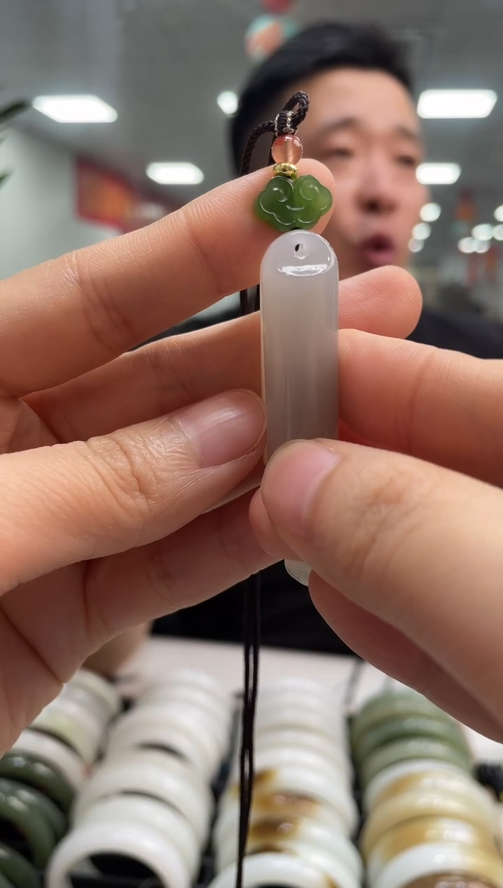 和田玉未镶嵌颈饰烟紫称心如意吊坠随机发一件