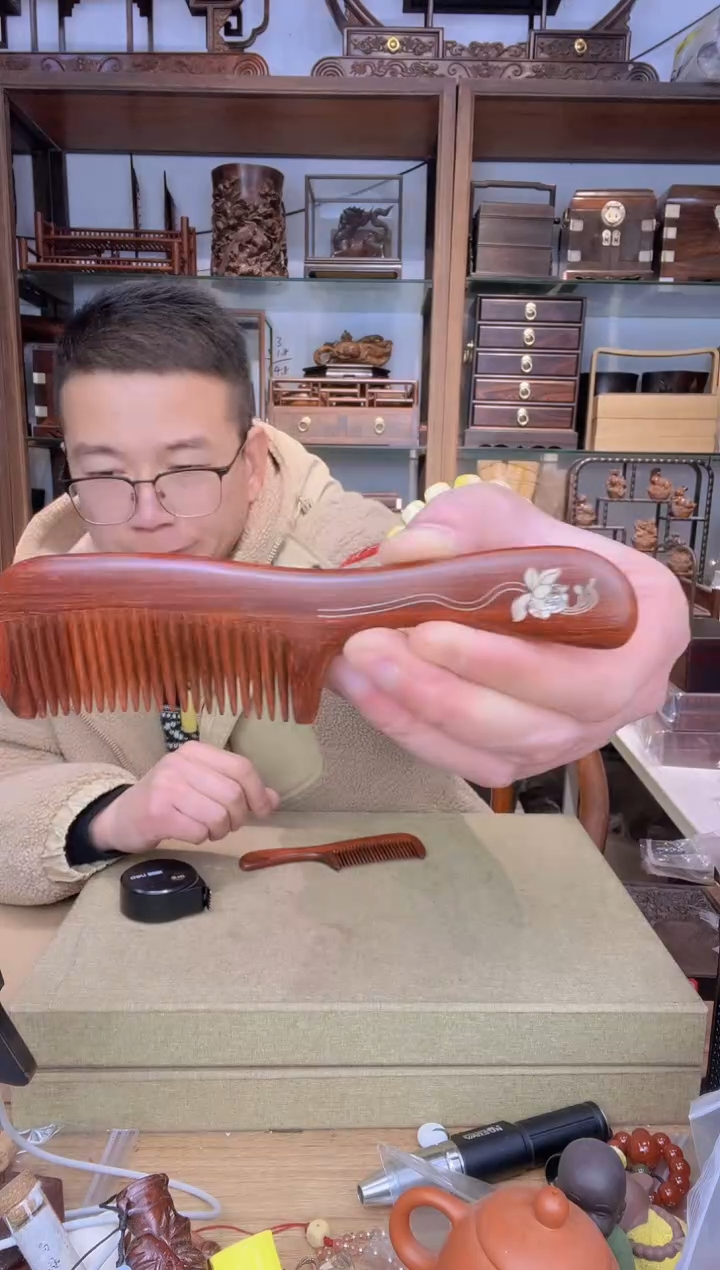 【闪购商品】乌木类书架230小叶紫檀嵌螺钿长柄梳子