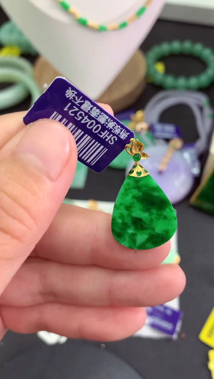 翡翠18K金镶嵌颈饰挂件