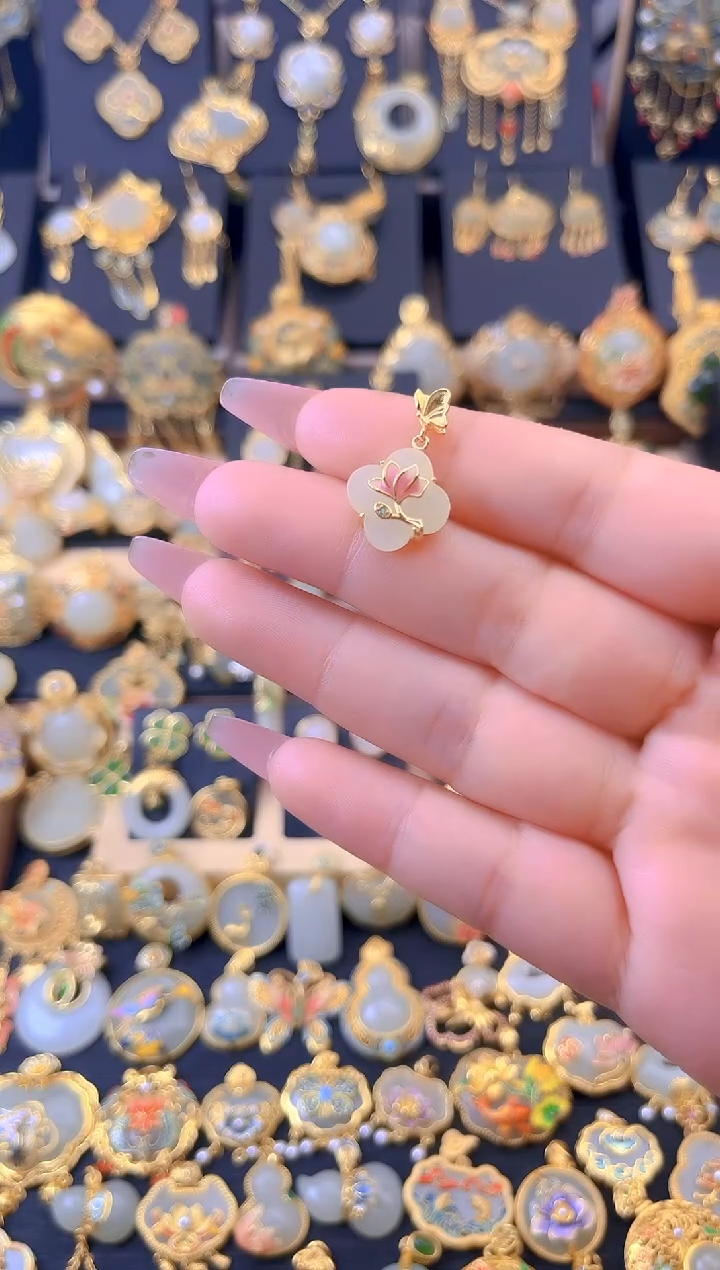 和田玉银S925镀金镶嵌颈饰蝶恋花荷花四叶草吊坠