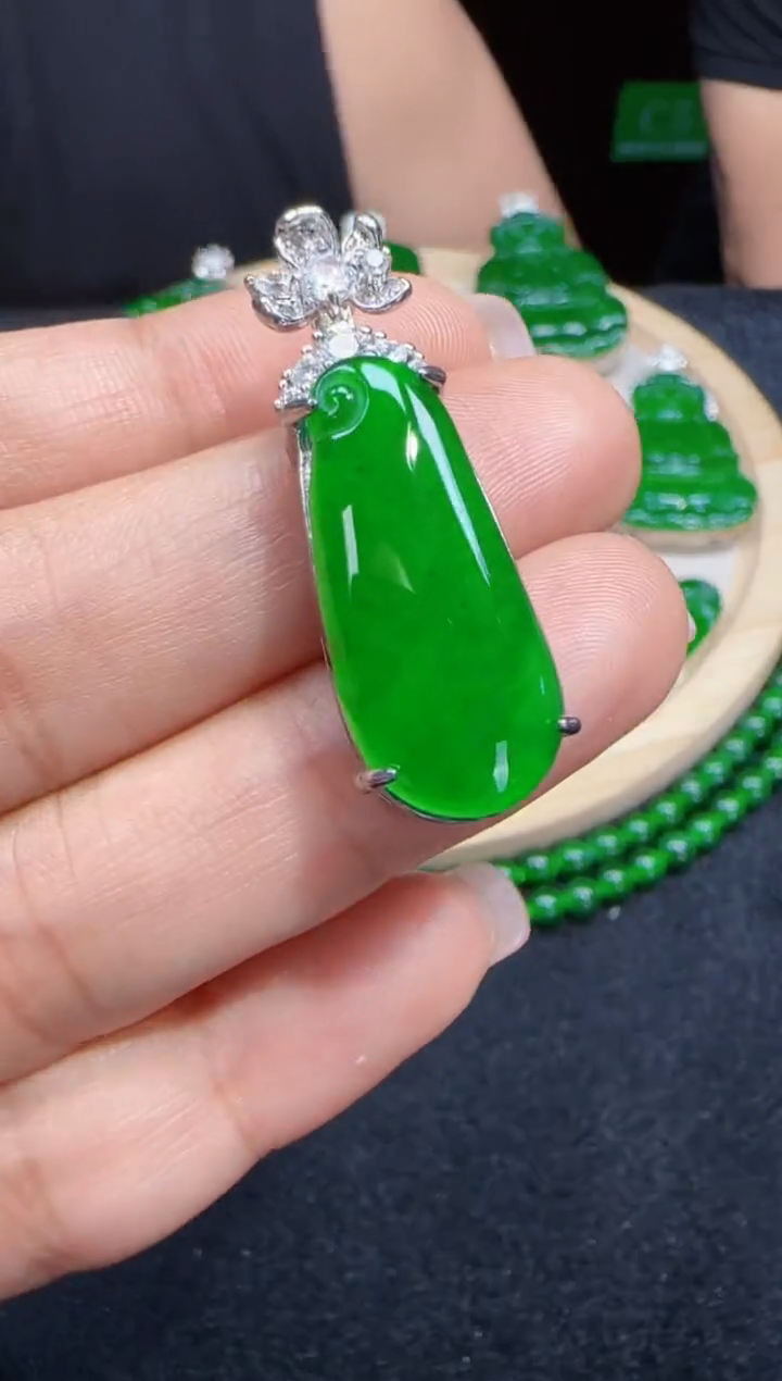 未镶嵌定制翡翠翡翠吊坠70
