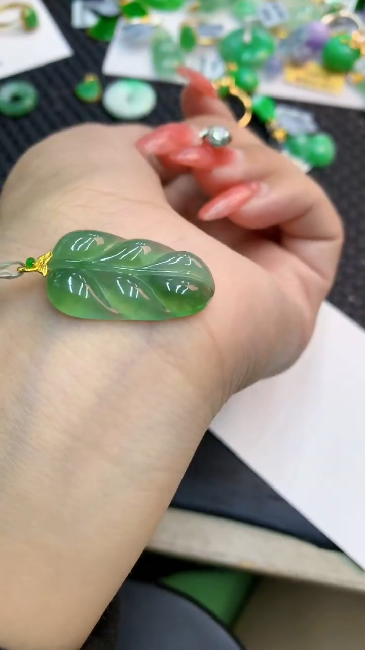 颈饰18K金镶嵌翡翠1