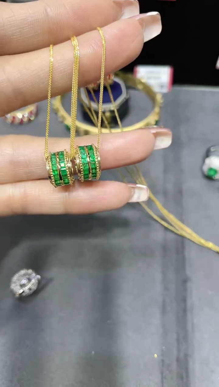 18K金镶嵌祖母绿项链路路通 多样性发其一