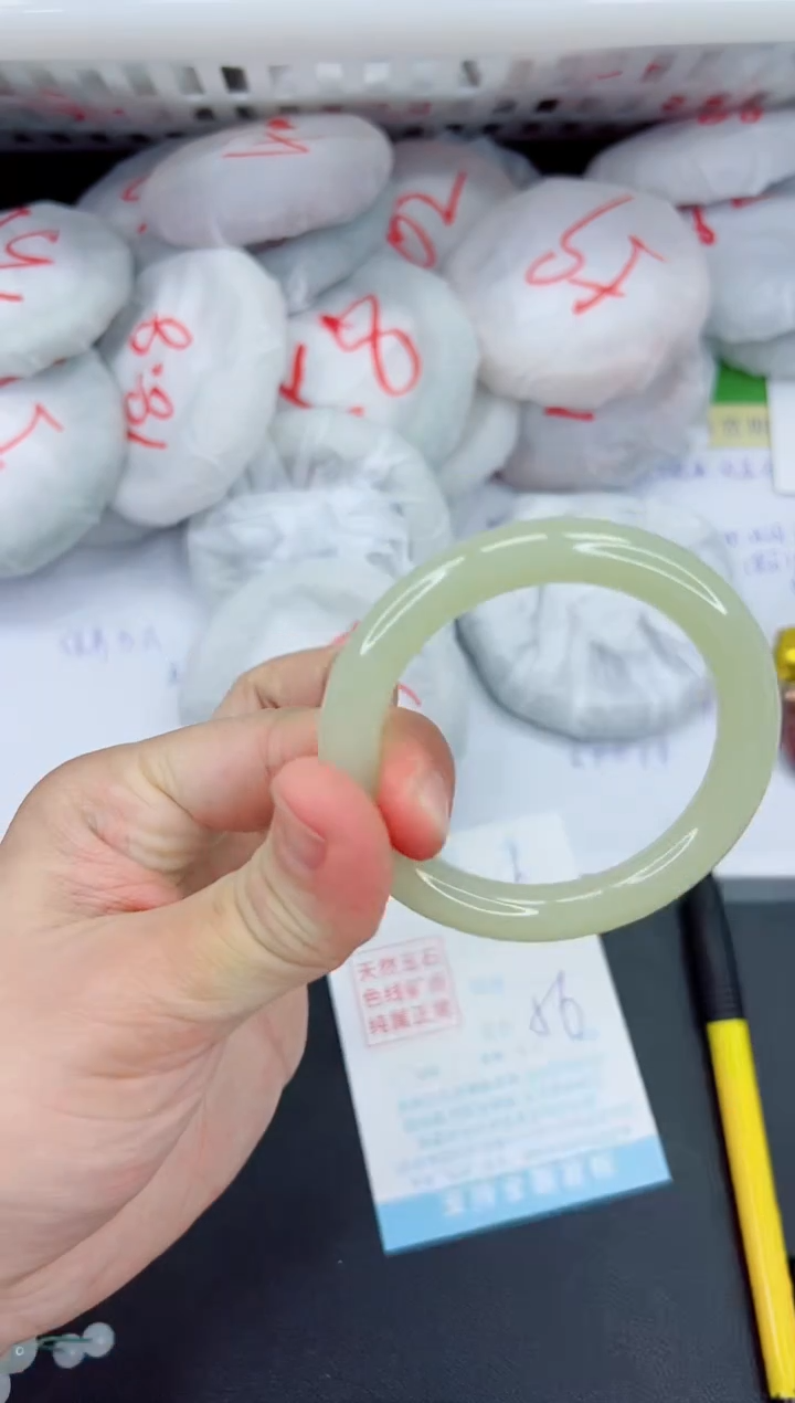 【闪购商品】石英质玉手镯未镶嵌136-51.2
