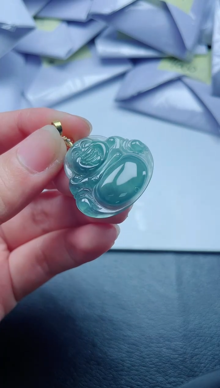 翡翠未镶嵌颈饰           