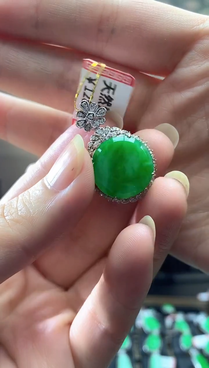 颈饰18K金镶嵌翡翠无事牌