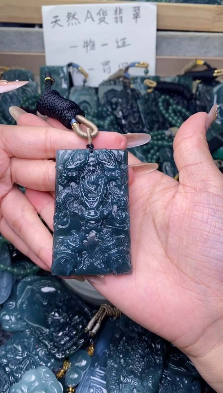 翡翠未镶嵌颈饰          