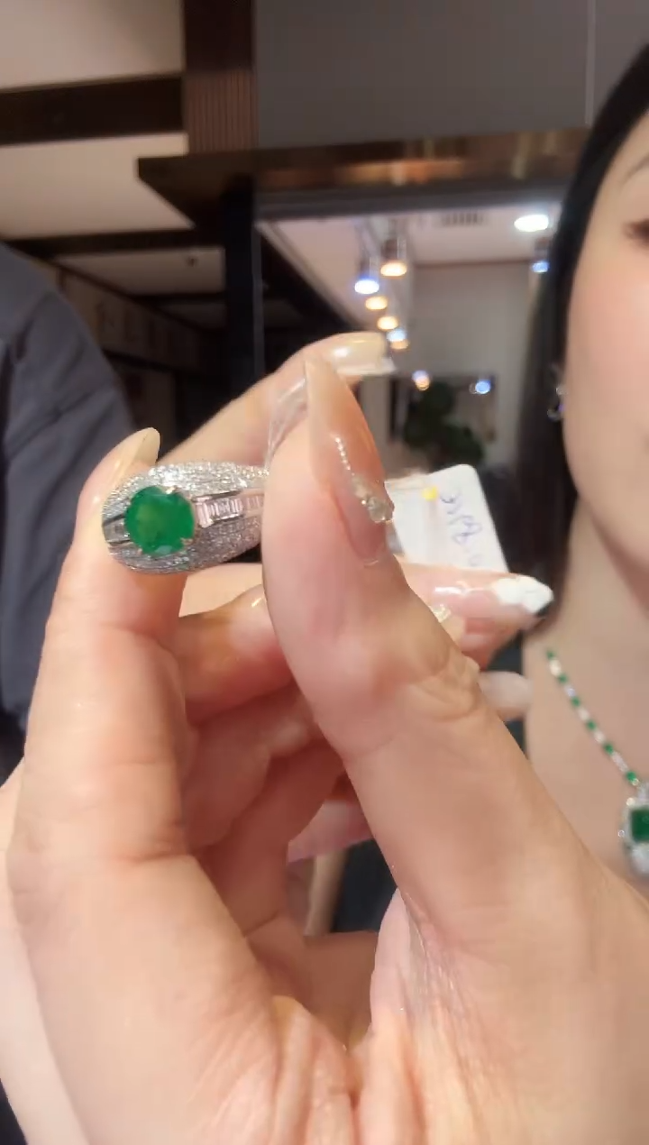 18K金镶嵌戒指祖母绿1.07ct