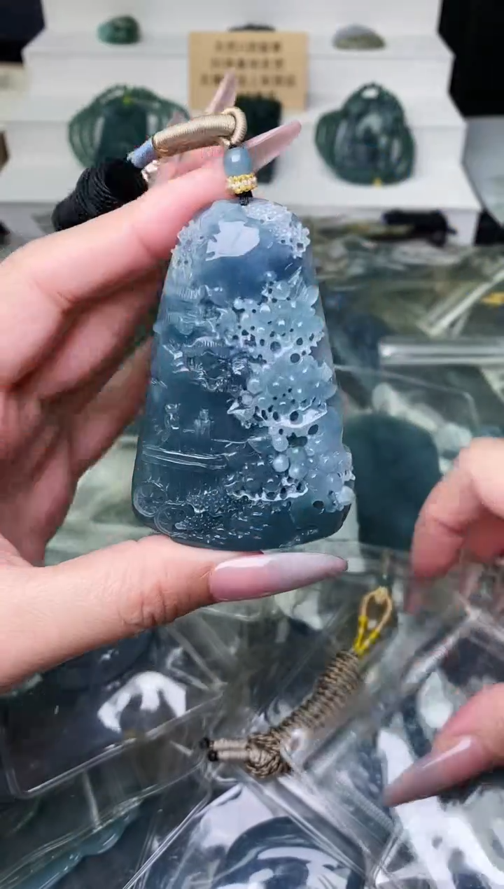 颈饰未镶嵌翡翠 