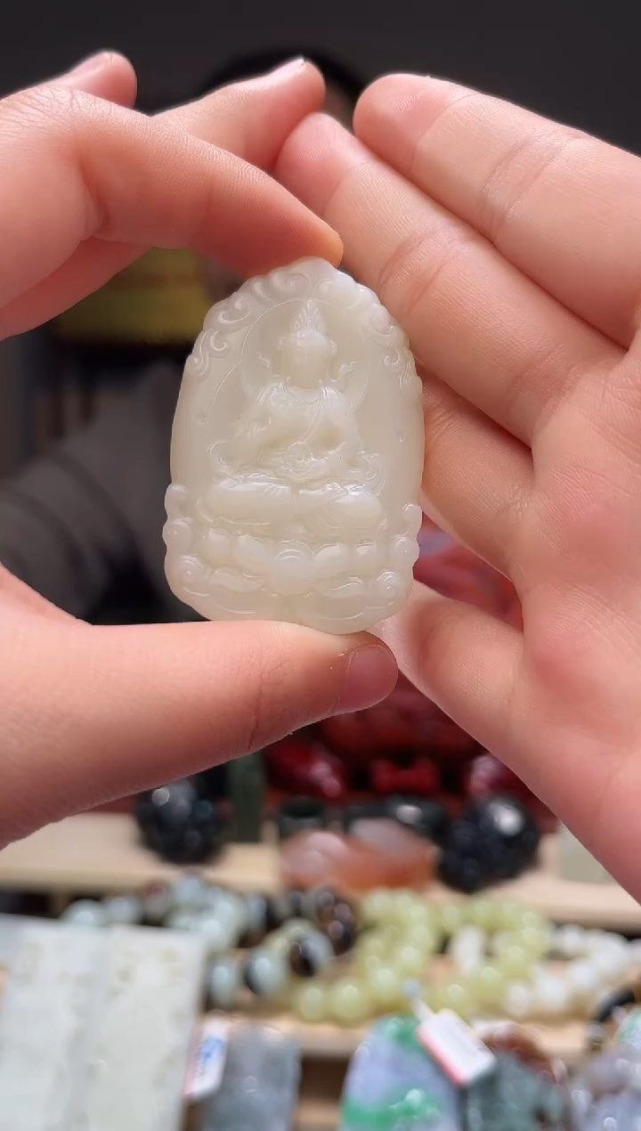 颈饰未镶嵌和田玉吊坠