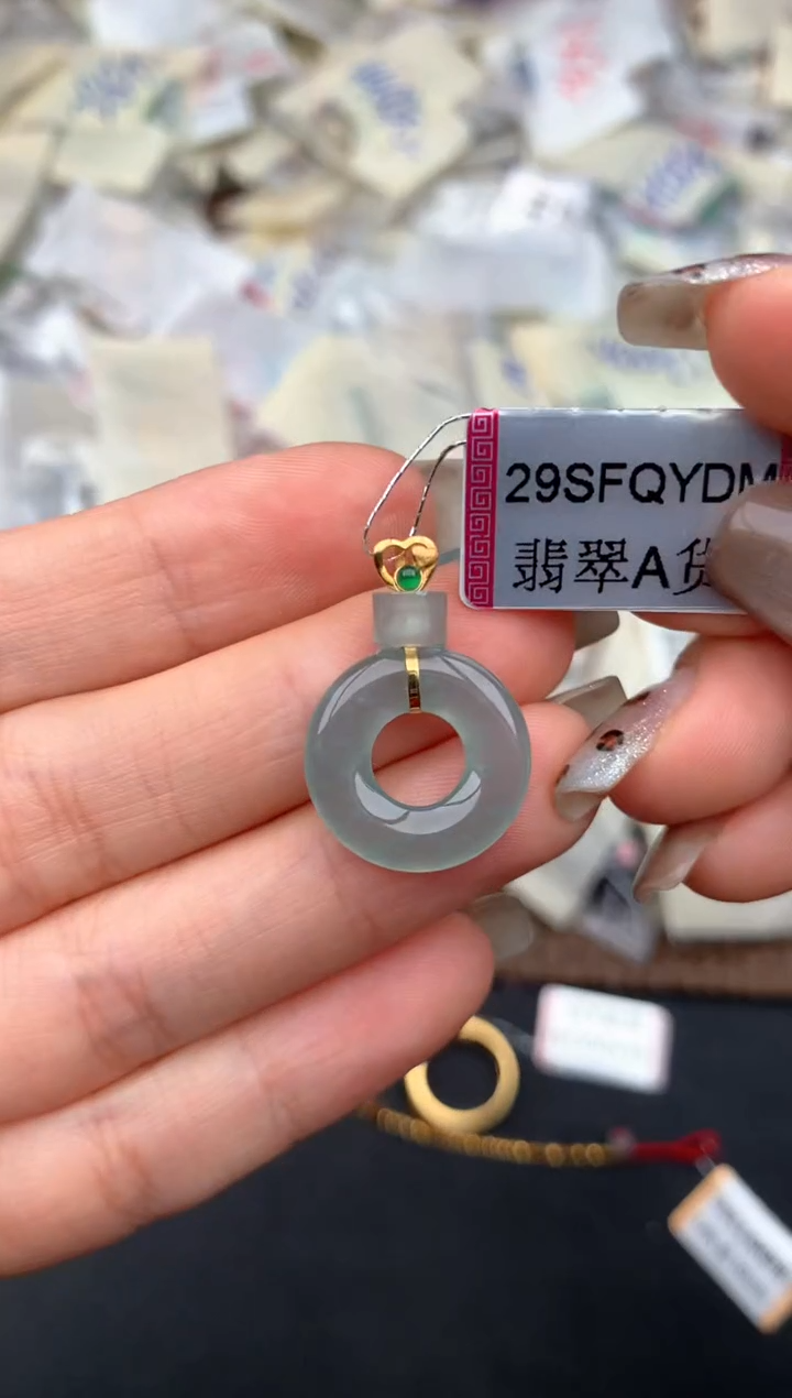 18K金镶嵌挂件翡翠一