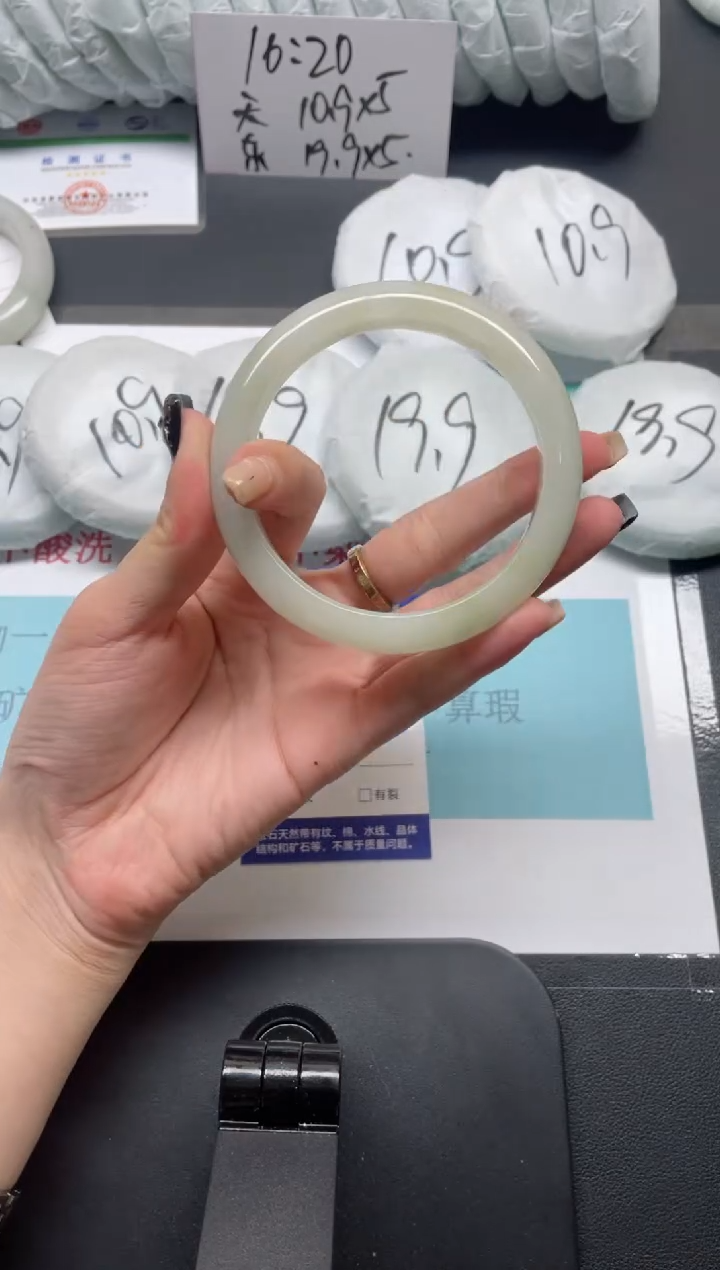 未镶嵌手镯石英质玉105-61