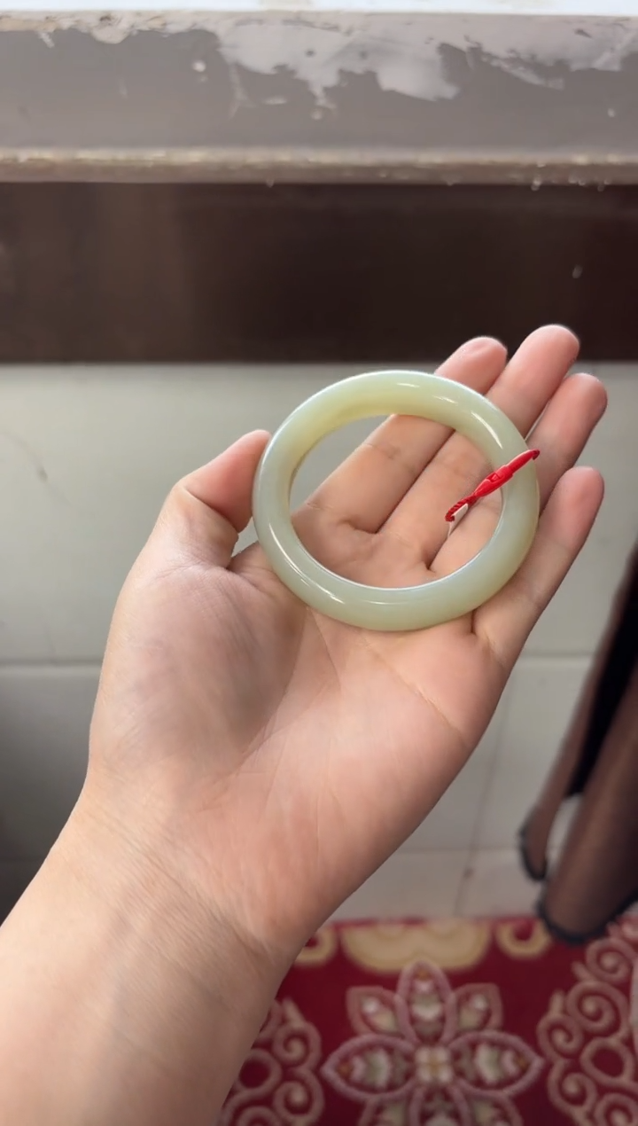 【闪购商品】和田玉手镯未镶嵌且末微色差近矿51+