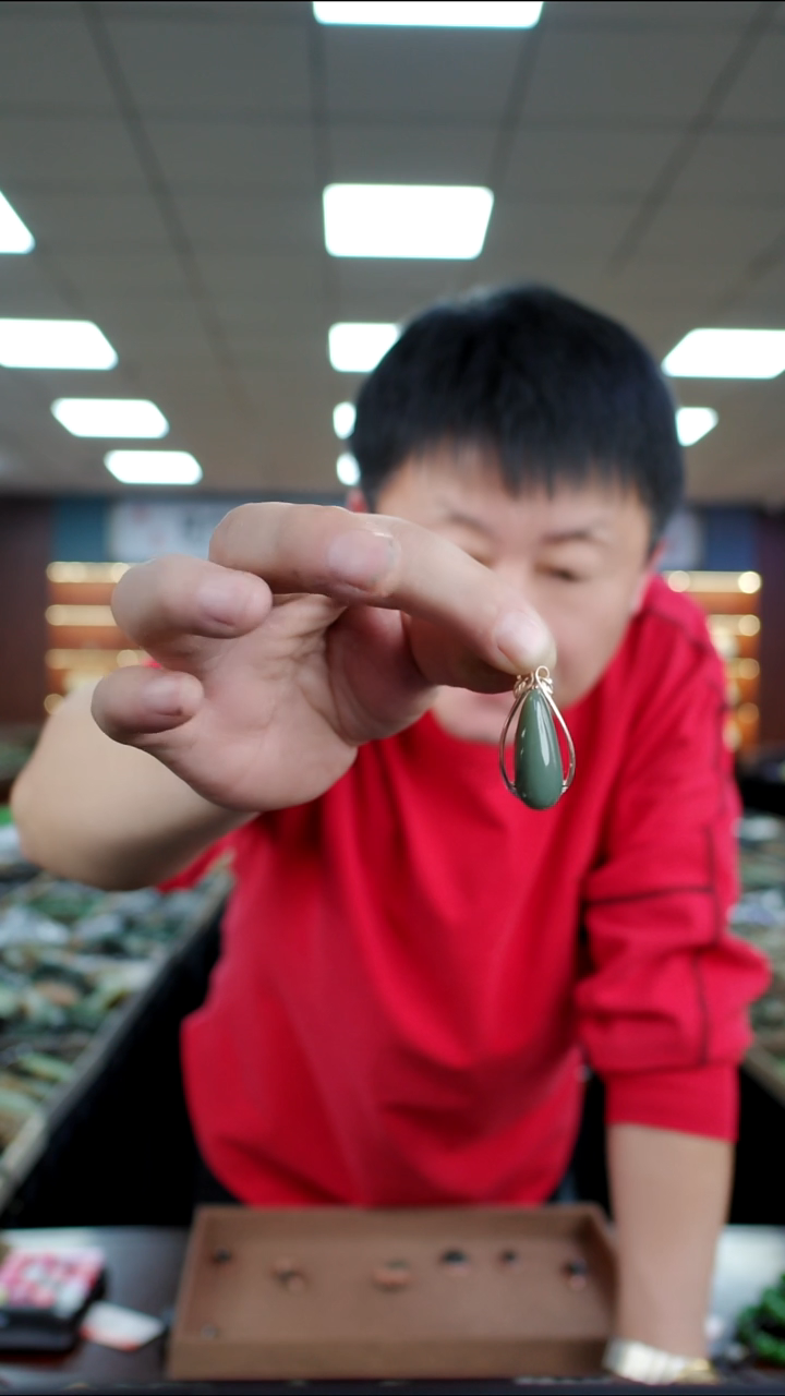 颈饰未镶嵌和田玉（碧玉）山吊坠