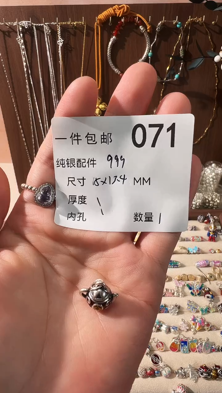 无足银珐琅彩红色把把壶吊件