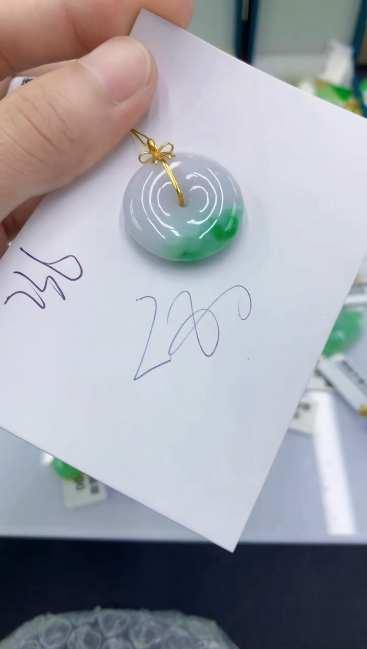 翡翠18K金镶嵌颈饰翡翠