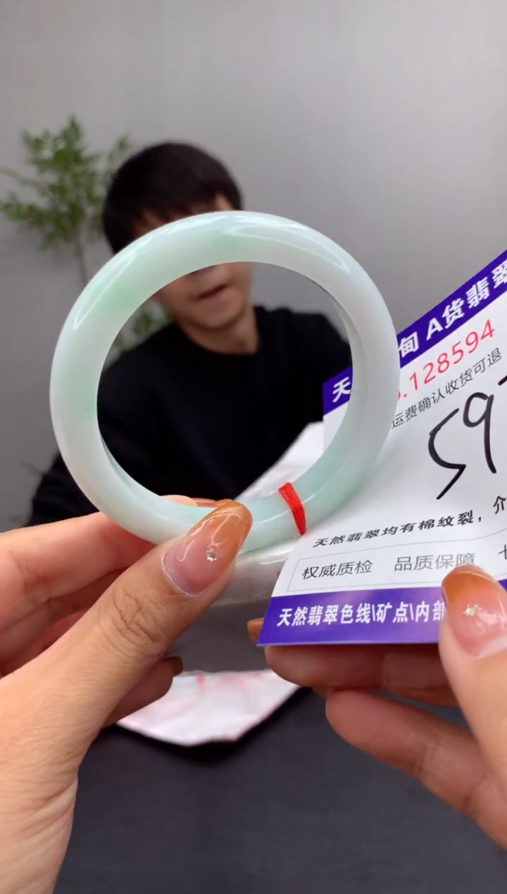 未镶嵌手镯翡翠有纹，完美者勿拍