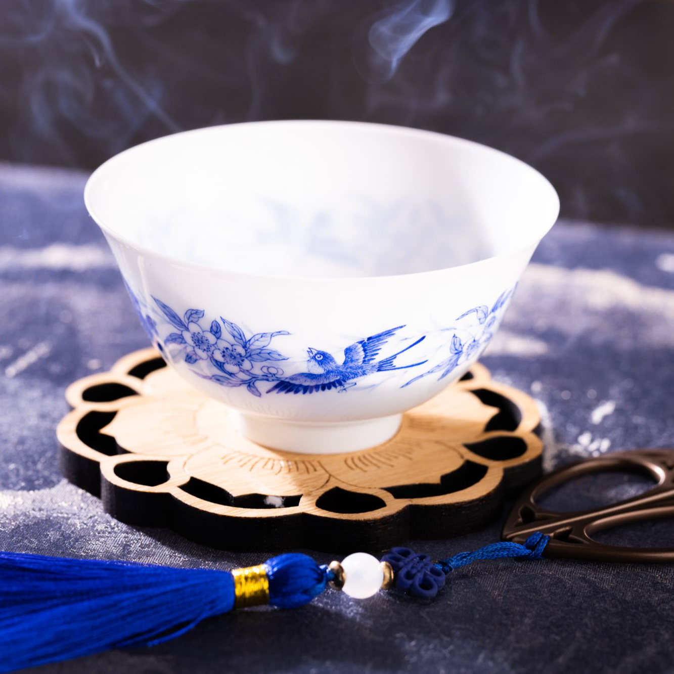 熊友根窑《春和景明》薄胎杯（燕子桃花柳枝）主人杯茶室手工手绘高档