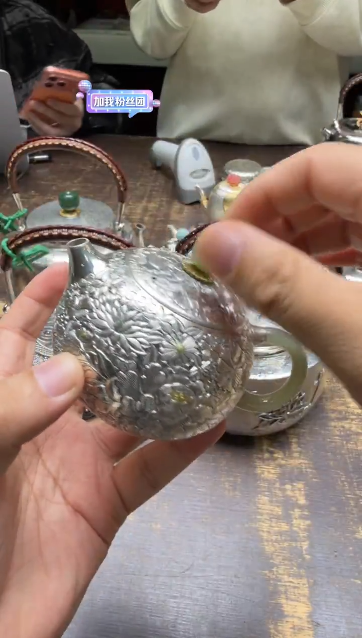 皓*青呆坐錾刻嵌金万花玉把西施壶