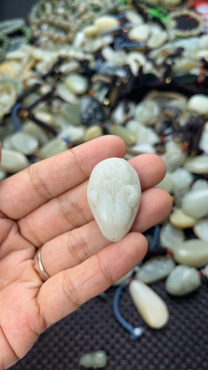 和田玉未镶嵌颈饰（多样性发一件）没有证书有瑕