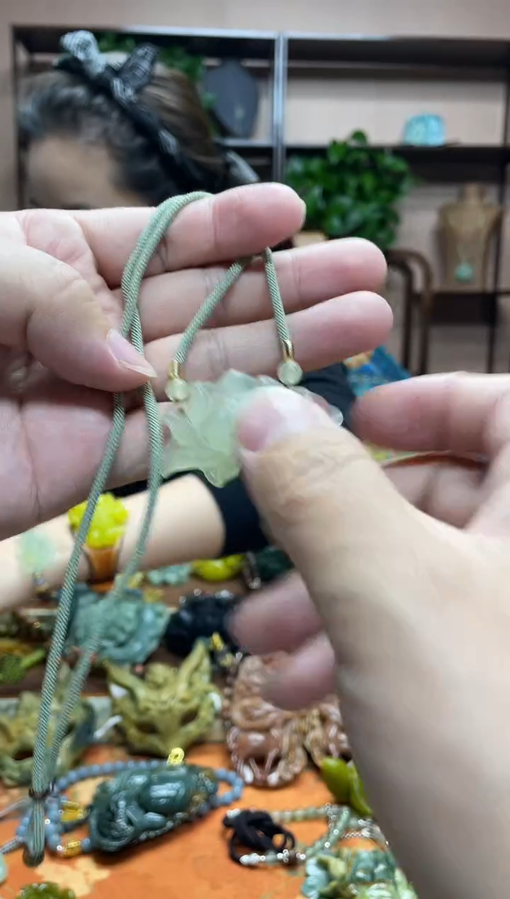 未镶嵌岫玉吊坠`