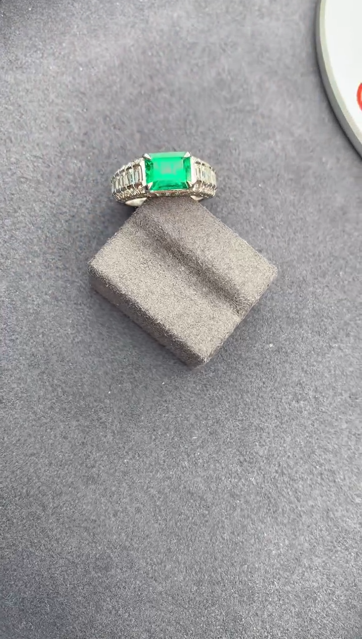 【闪购商品】祖母绿戒指18K金镶嵌1.6ct祖母绿戒指