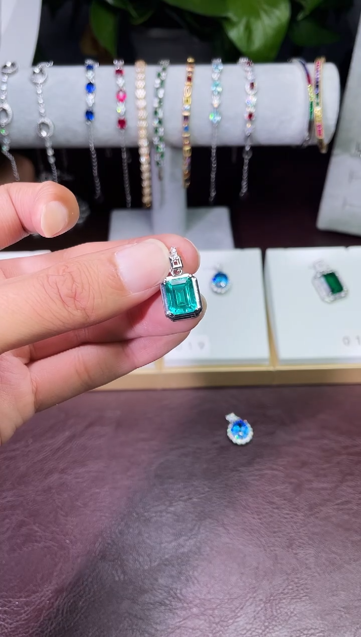 足铂镶嵌合成（培育）蓝宝石吊坠(赠链)湖水绿吊坠