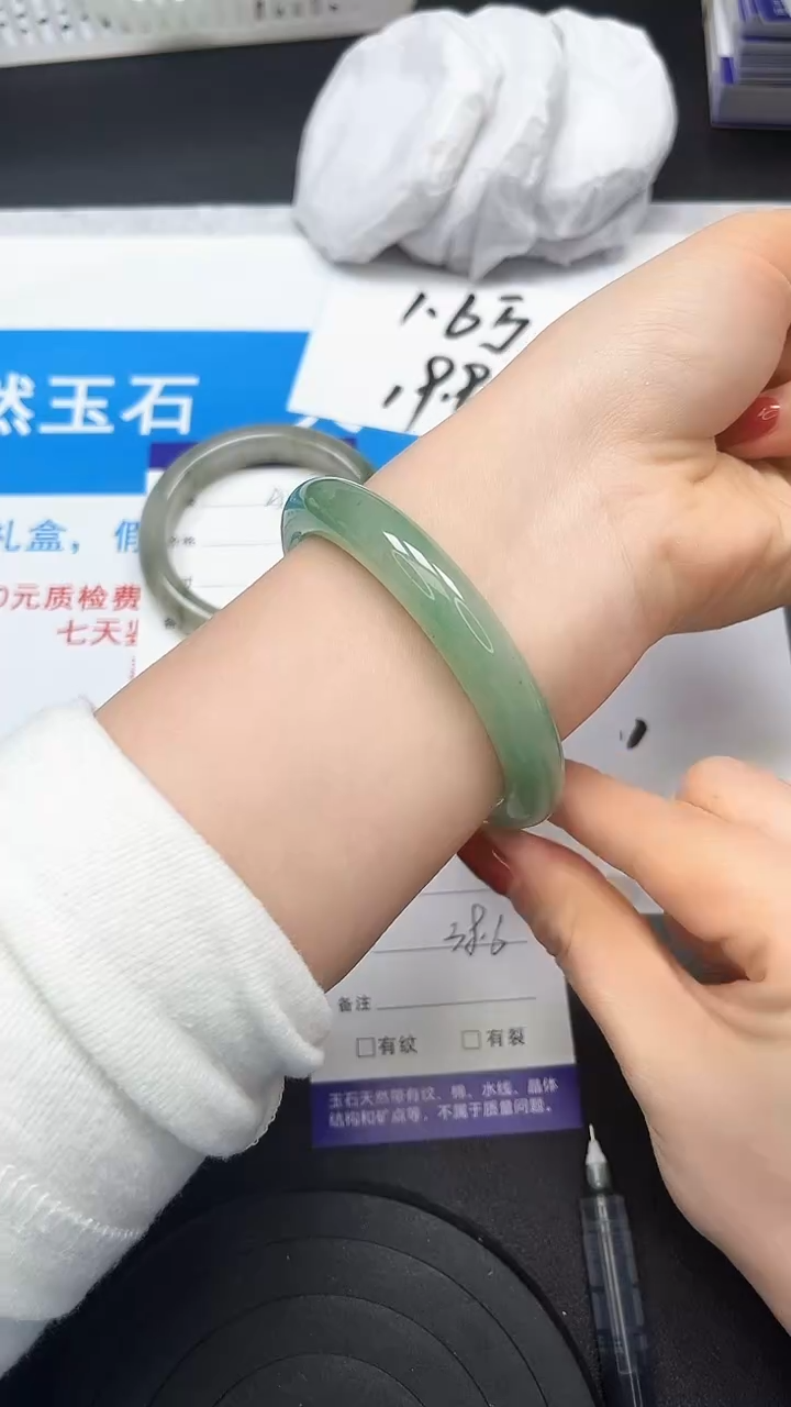 【闪购商品】石英质玉手镯未镶嵌229