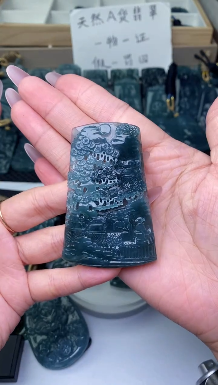 颈饰未镶嵌翡翠          