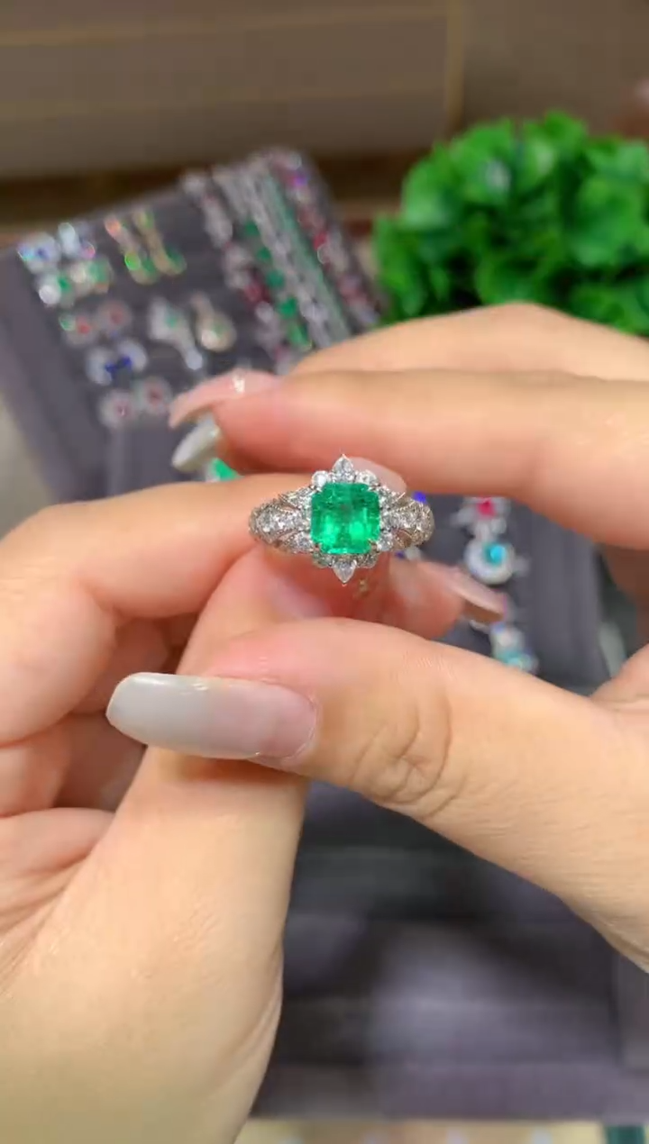 18K金镶嵌戒指祖母绿1.39ct