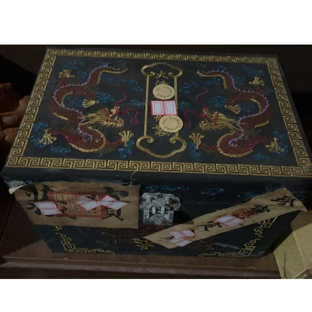 精品摆件双龙刺绣箱