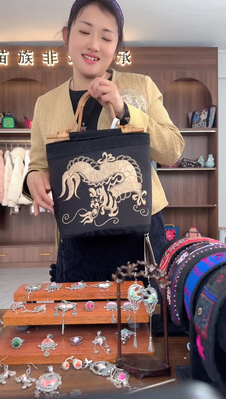 【闪购商品】织绣扶光苗绣传承L16