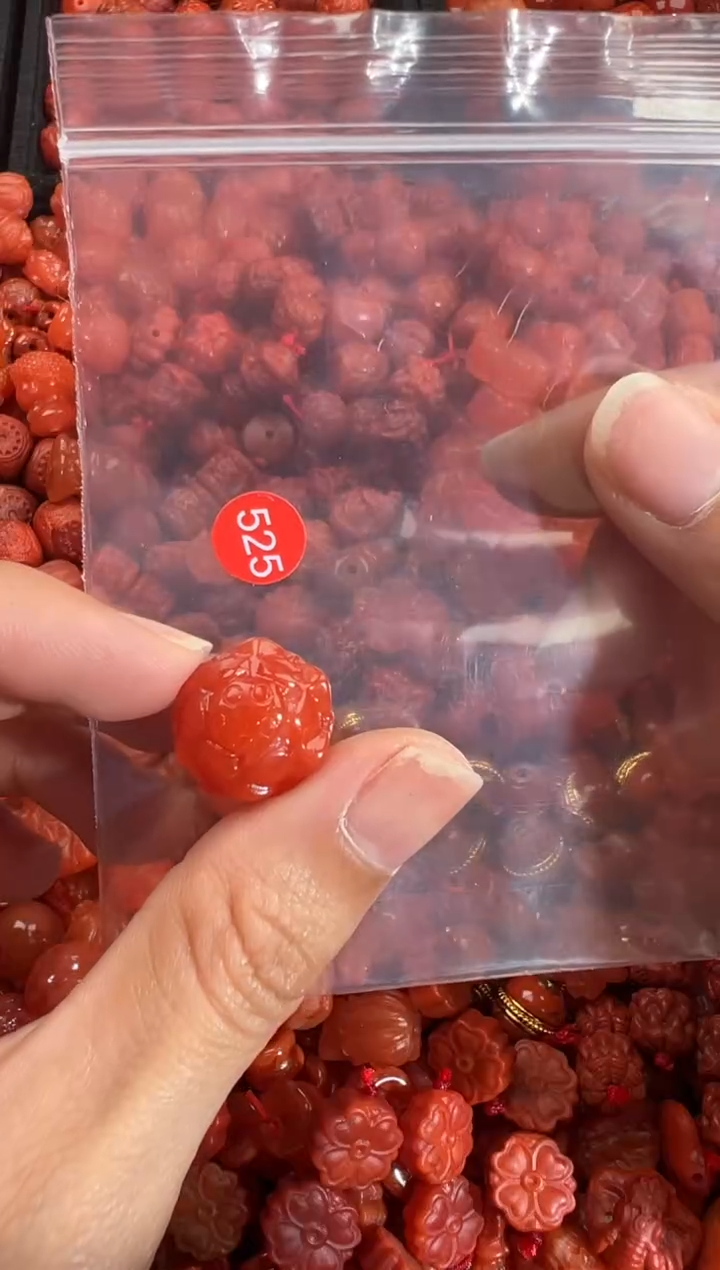 南红玛瑙未镶嵌颈饰1