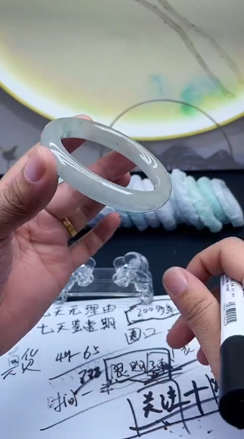 下单就是图片的手镯，放心冲！A588