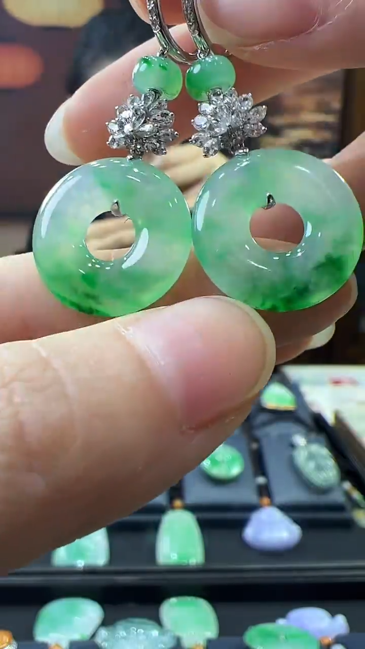 18K金镶嵌翡翠耳饰耳扣