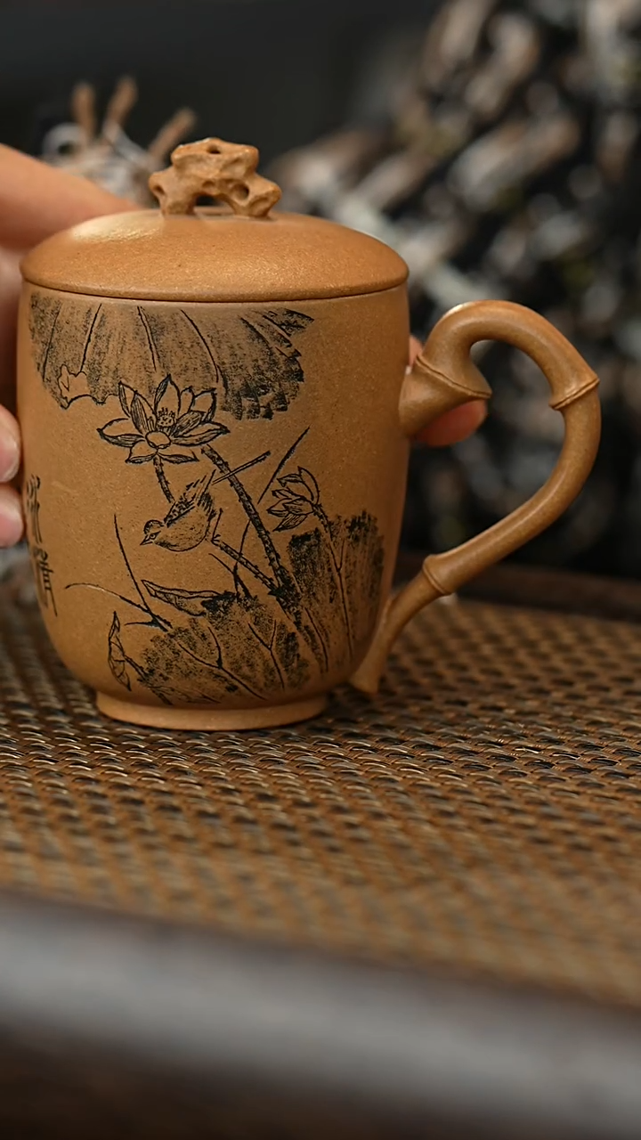 【闪购商品】紫砂茶杯太湖石竹节刻绘荷花老板杯