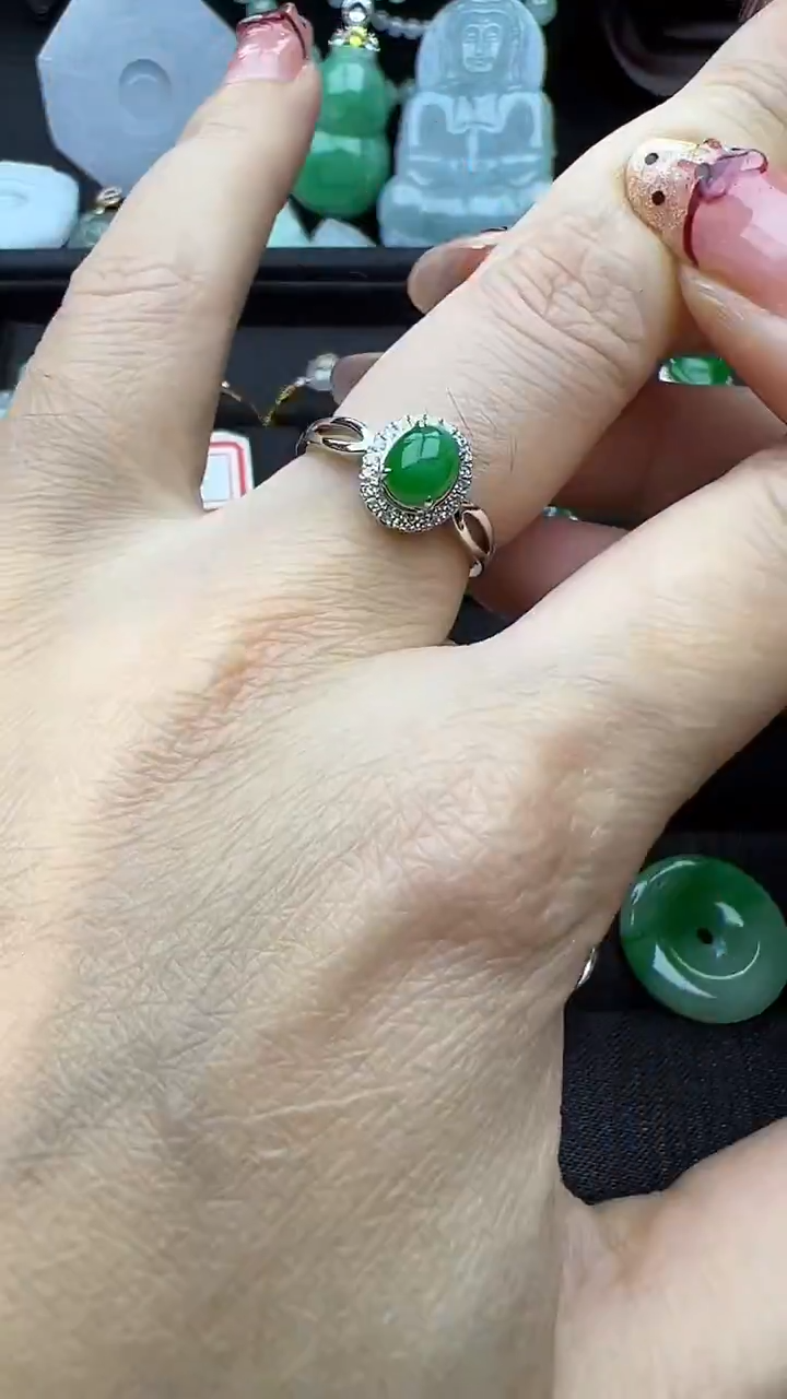 18K金镶嵌戒指翡翠蛋面