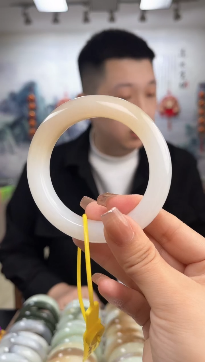 【闪购商品】和田玉手镯未镶嵌57圈口仅一只