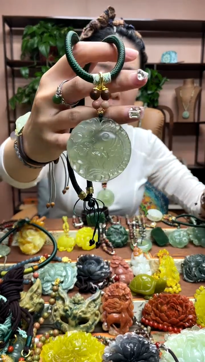 未镶嵌岫玉颈饰多样性发货发其中之一