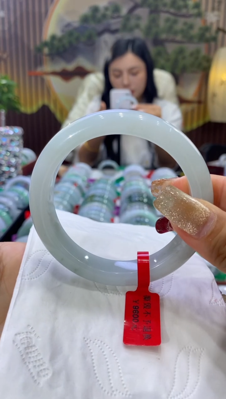 【闪购商品】翡翠手镯未镶嵌多人09858