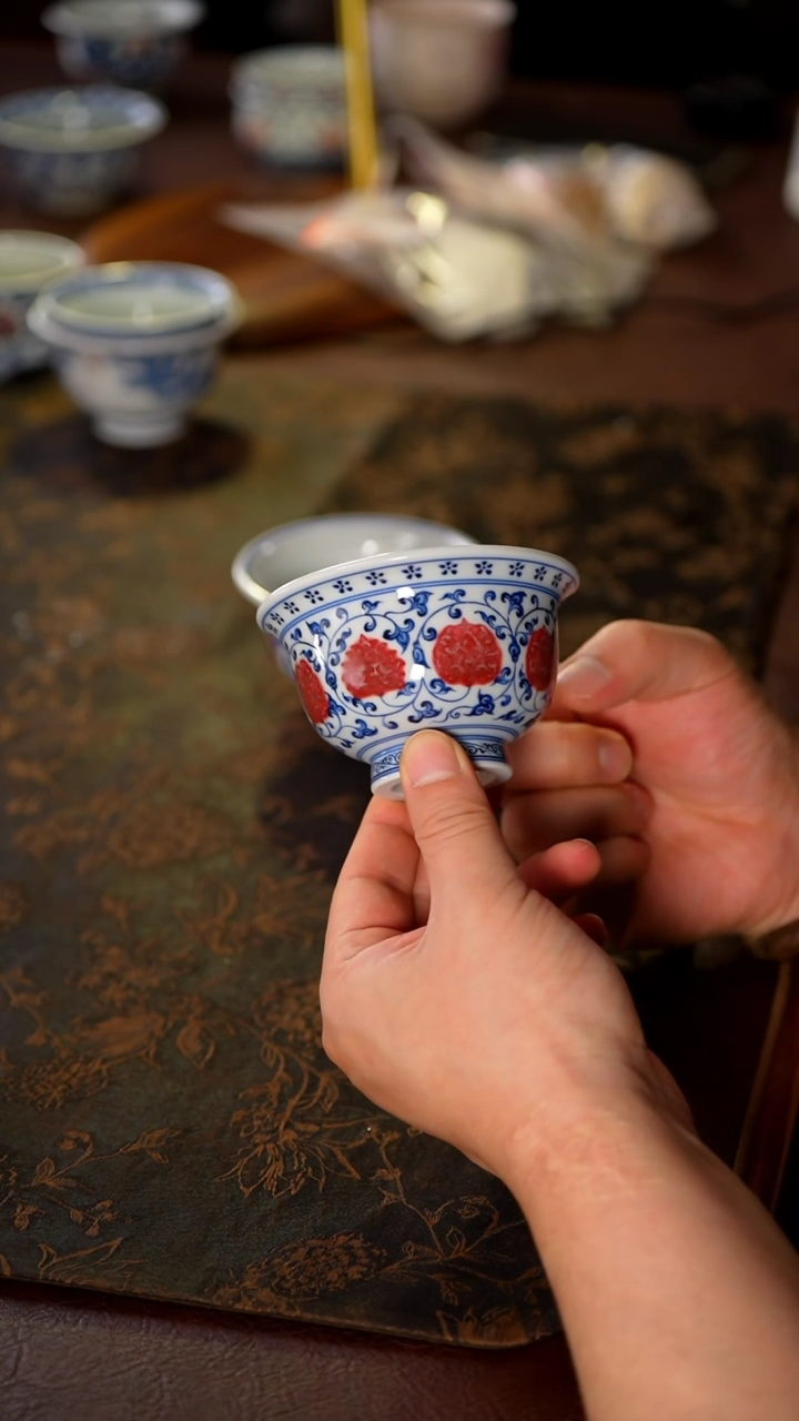 【闪购商品】H林泉风月慕古青花釉里红缠枝内狮心压手杯