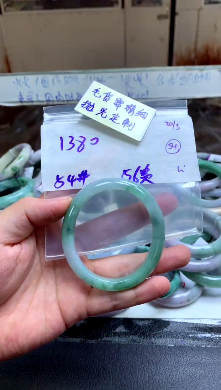 定制翡翠未镶嵌手镯毛货需精细抛光+多人